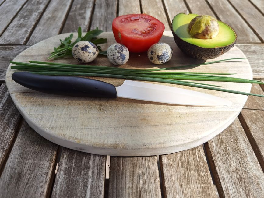 Zomersalade met zelfgekweekte tuinkruiden.